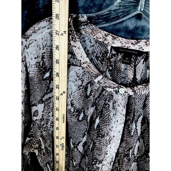 Banana Republic Blouse Women’s Animal Print Blouse Henley Snake Sheer SZ Medium - Picture 9 of 16